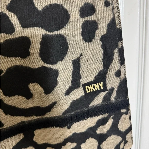 DKNY Animal Print Neutral Colors Scarf - NWT - Picture 2 of 6